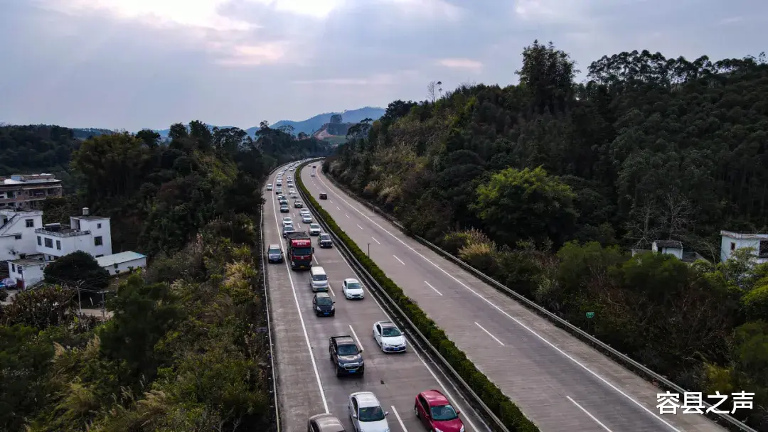 容县之声 节后返程高峰来袭，堵堵堵！广西高速上演堵车大片，从白天堵到黑夜