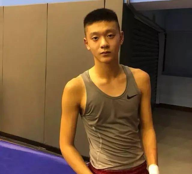 陈宝莲|陈宝莲从24楼终身一跃,留下刚满月的儿子,如今长成“干爹”模样