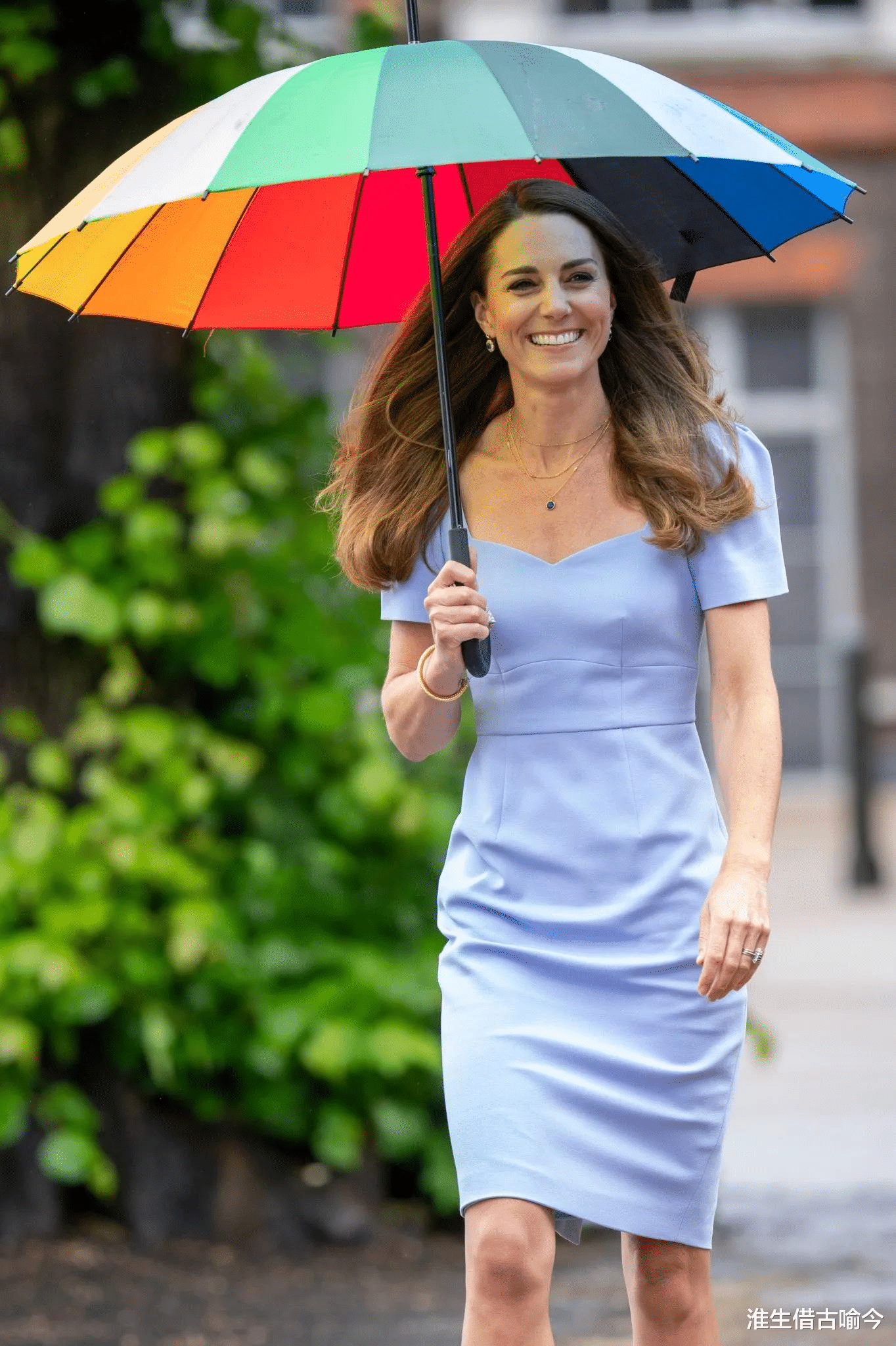 王妃碰上下雨：威廉為凱特撐傘，戴安娜形單影隻，卡米拉隻顧自己-圖2
