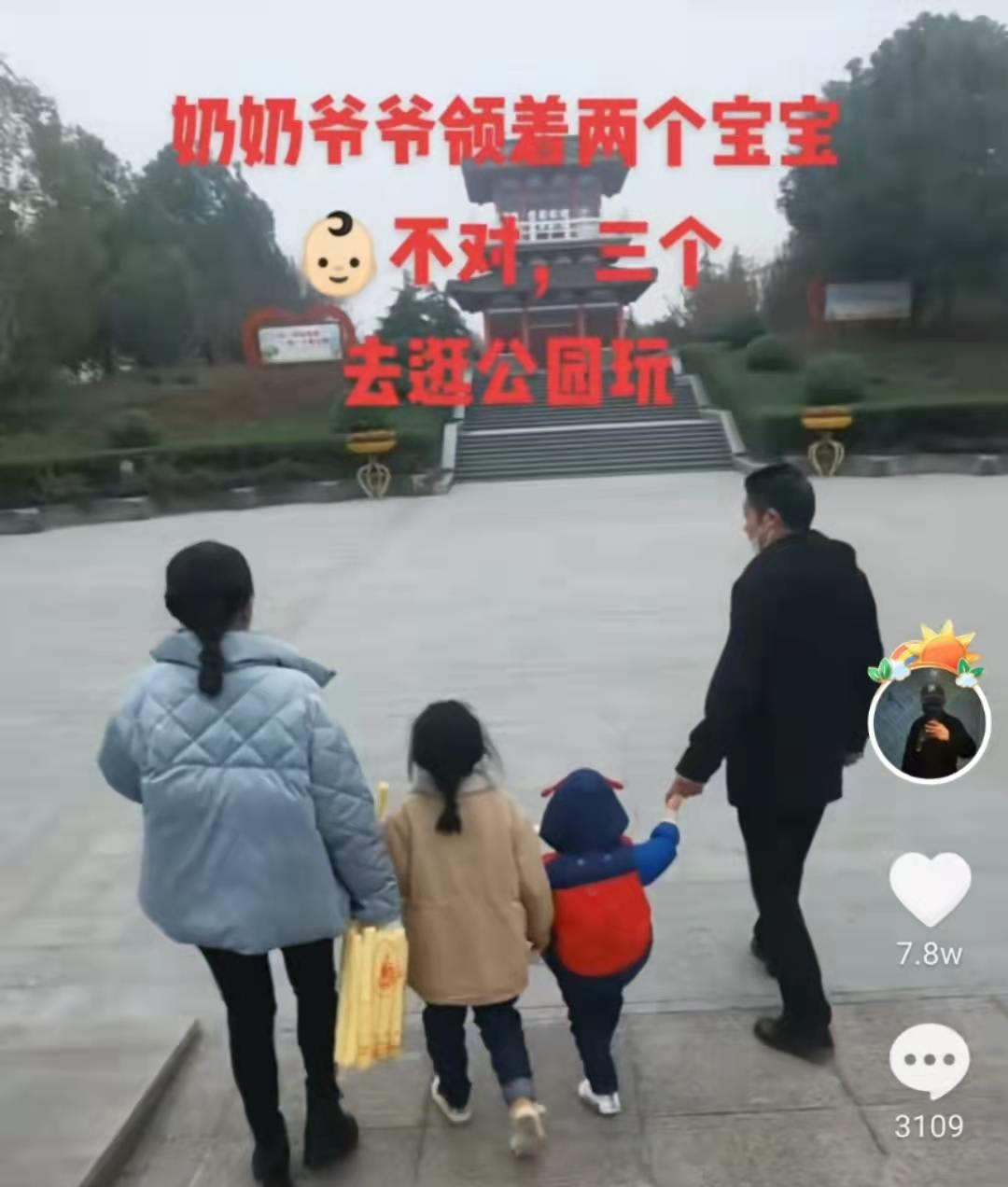 许敏|许敏和悦悦梳同款发辫，两人背影仿佛复制粘贴，小棉袄惹人爱