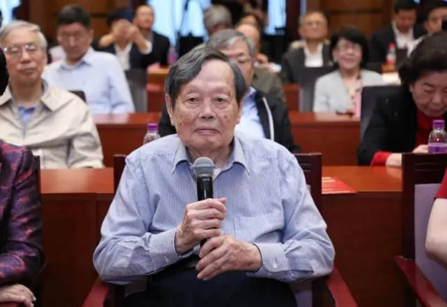 长寿秘诀|100岁的杨振宁健康矍铄！他的长寿秘诀：6件事坚持了一辈子