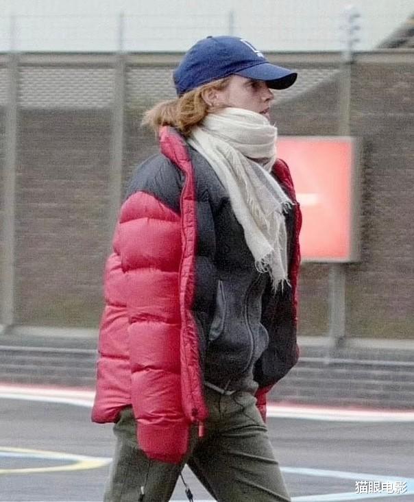 何穗|31岁赫敏穿棉服现身机场，素颜状态太好了，坐私人飞机出游好壕气