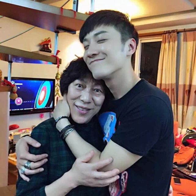 白玉|乔任梁去世五年，妈妈亲自做饭祭奠儿子：宝贝，想你了，妈妈很好