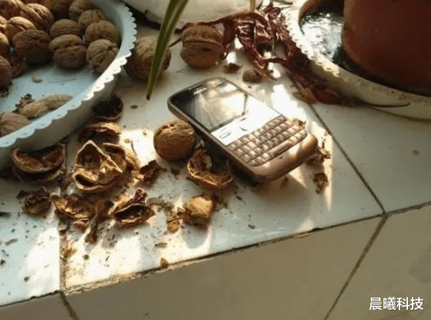 手机壳|华为Mate40Pro的抗摔“铁甲衣”,能砸核桃的UAG手机壳上手