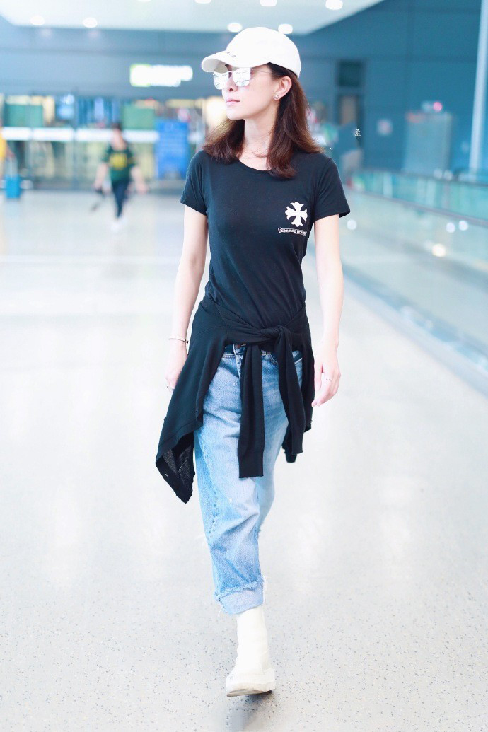 混搭时尚Anna|46岁佘诗曼太瘦了，1500T恤穿成紧身衣，“沙漏型”身材不输超模
