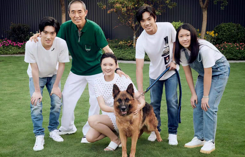 张艺谋|张艺谋真新潮！戴鸭舌帽穿国货走机场，小31岁娇妻紧跟其后好乖巧