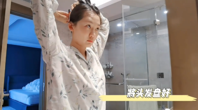 苗苗|苗苗早起为老公冲咖啡，挂郑恺身上超腻歪，女儿小酸奶英文名曝光