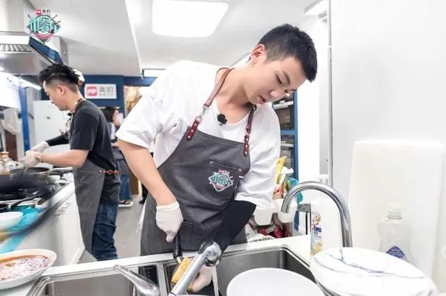 白举纲|官宣！承认已婚3年，节目上戴婚戒，娱乐圈集体祝福