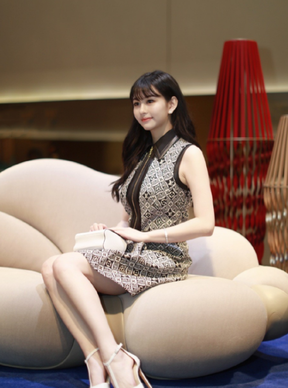 邱淑贞|邱淑贞女儿真“长大”了，穿A字裙女人味十足，甜美与性感她都有