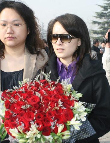 李沁|14年前，李钰患病离世，穿漂亮婚服安葬，汪雨帮她尽孝还扫墓10年