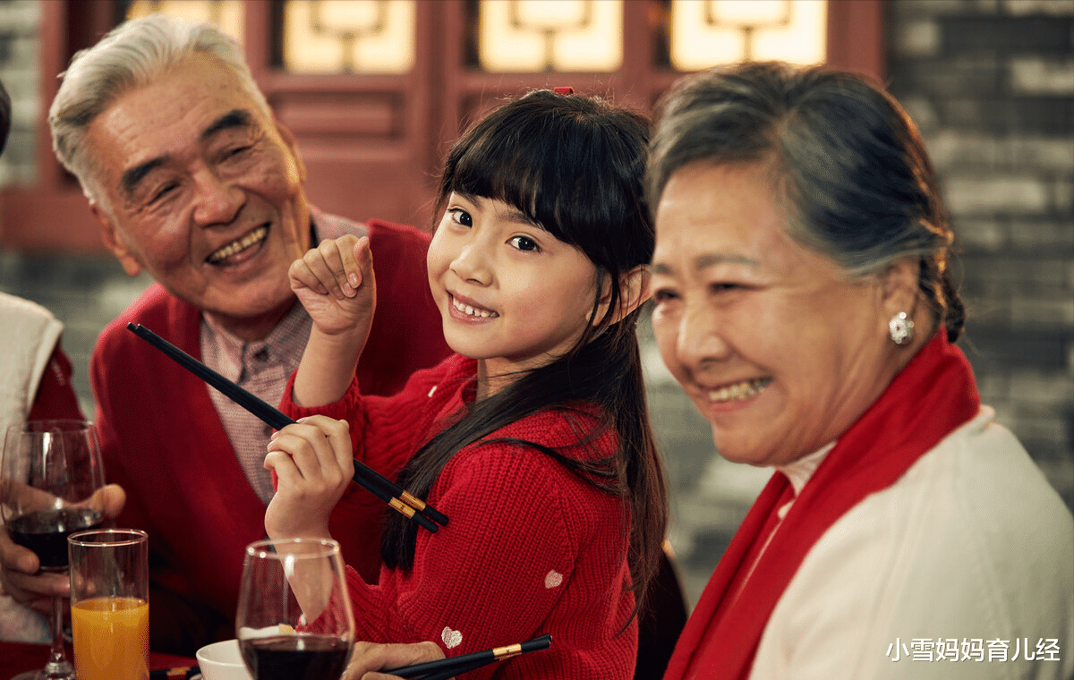 小雪妈妈育儿经|家里四位老人，哪个对孩子最亲？很多人猜错，排第一的不是奶奶