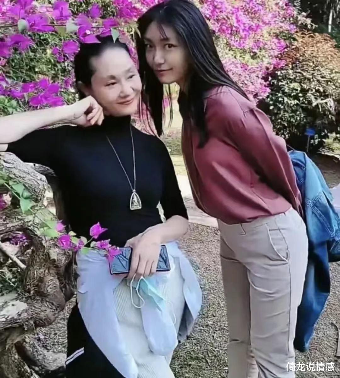 倚龙说情感|于文华晒23岁女儿，长相清秀身材高挑，被指老成早熟不像23岁