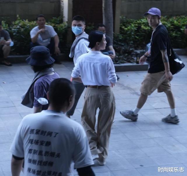 时尚娱乐志|在片场拍到周迅，身穿衬衫阔腿裤远看很减龄，近看有点邋遢了！