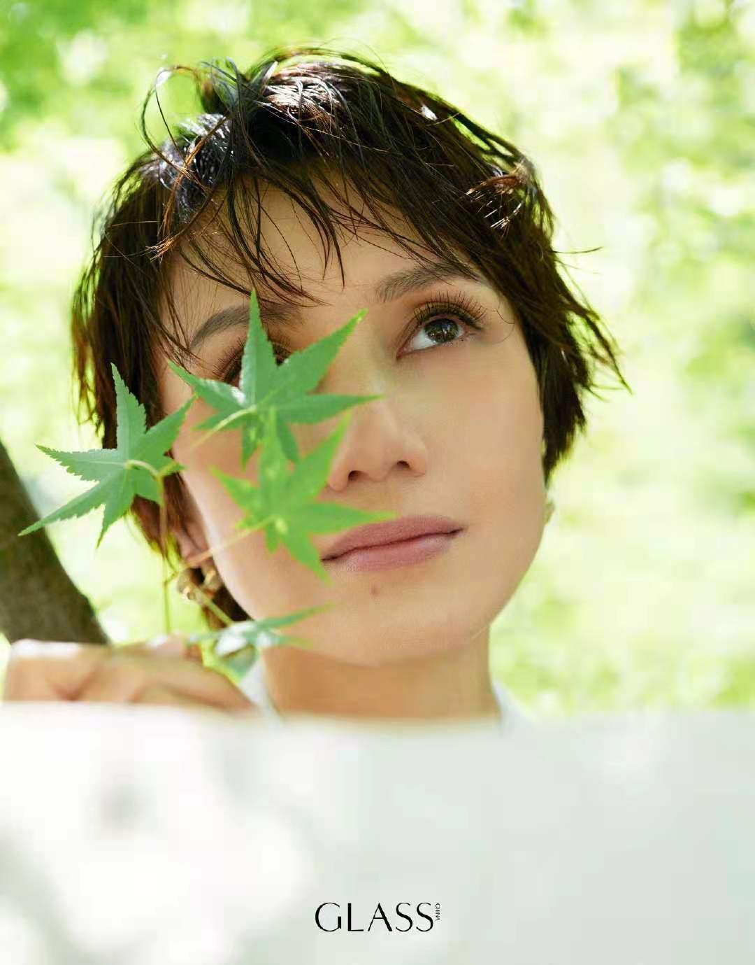 时尚风行派|袁泉最新大片曝光！穿斜肩裙配黑丝上演湿发诱惑，五官立体像混血