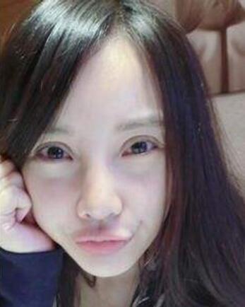 李小璐|40岁李小璐素颜出镜，双眼皮太假脸又绷显老，网友直呼认不出