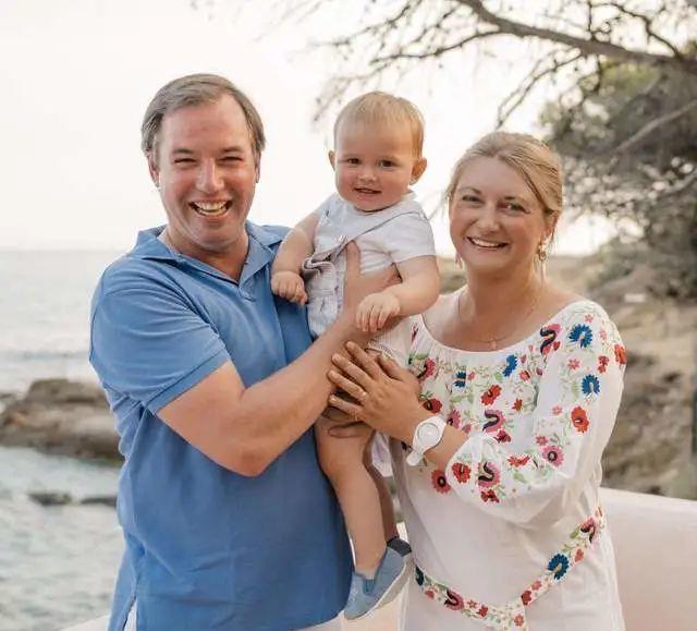 当年的明月|一岁多的查尔斯王子又营业了，小家伙玩得太嗨，腿上沾满了泥