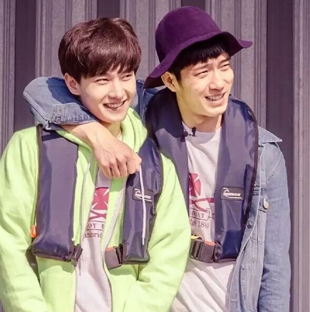 杨幂|芭莎慈善夜大合照：61岁的惠英红站C位，杨幂地位高，宋茜被P上去了