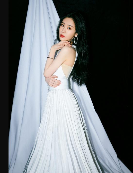 张碧晨|张碧晨在家带孩子，给宝宝剃头时谁注意她手上动作？没少在家练吧