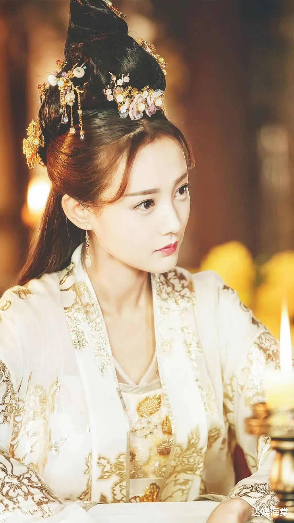 胡冰卿|胡一天两部戏女主，李一桐频上热搜胡冰卿演技被吐槽，差距在哪？