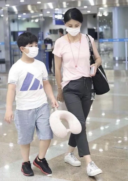 潮流前沿|胡可妈妈当得真称职！穿着简单朴素似路人，10岁安吉养得又高又壮