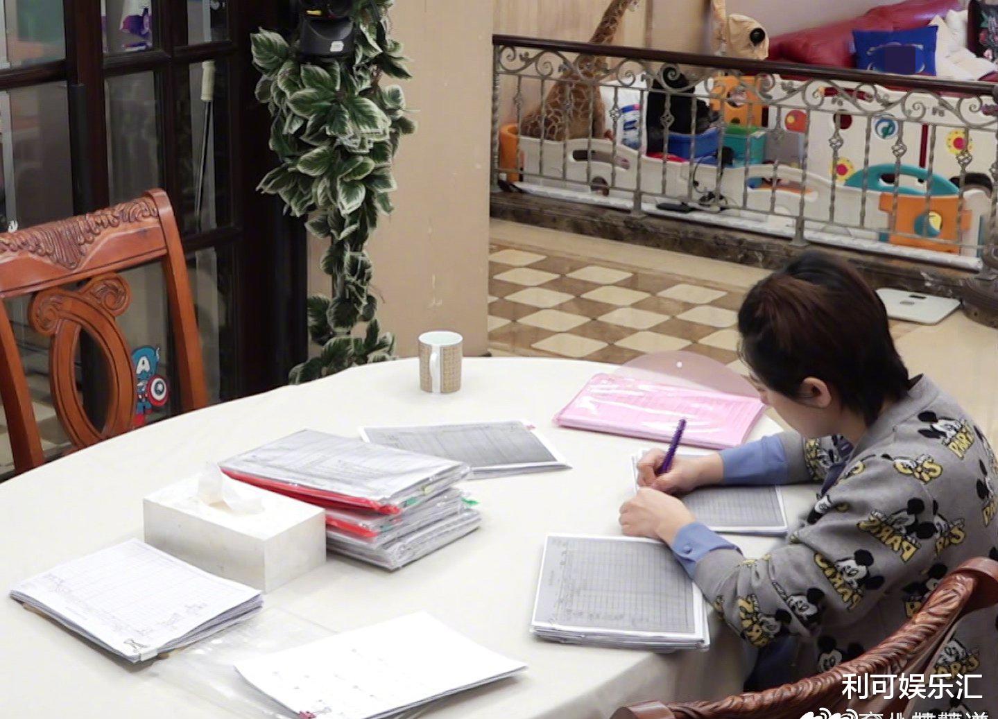 刘璇|刘璇首度晒二胎女儿正脸照，女儿神似爸爸王弢，一家人都是高颜值