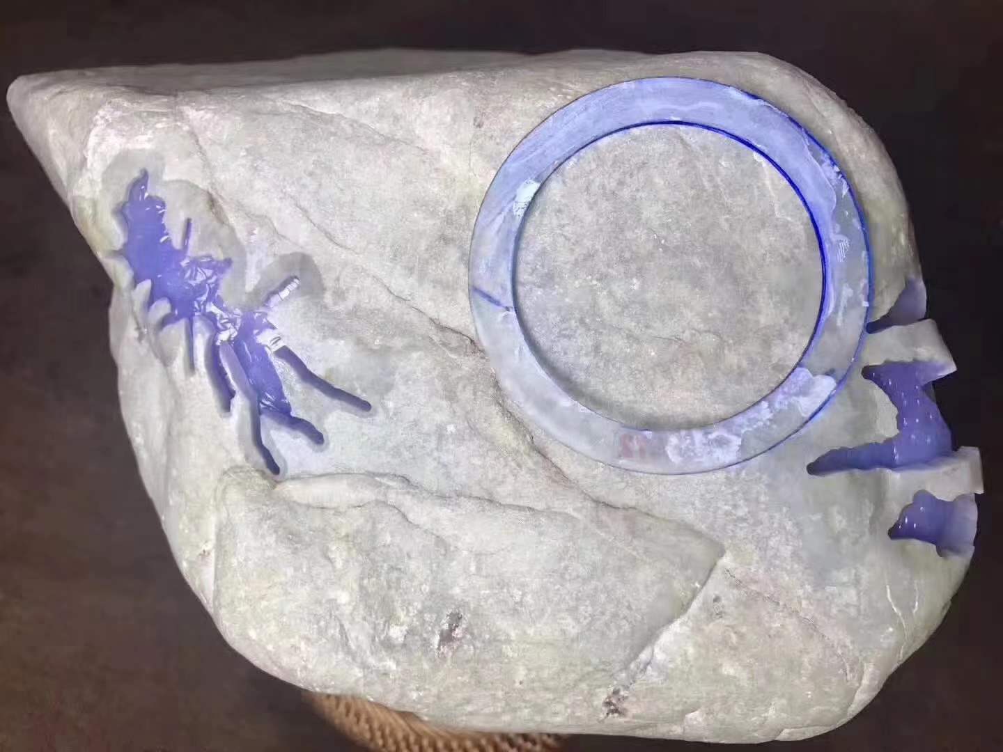 |茄紫色的南齐，满紫的翡翠手镯，像这种颜色和品质的一般价值都在7位数一条上