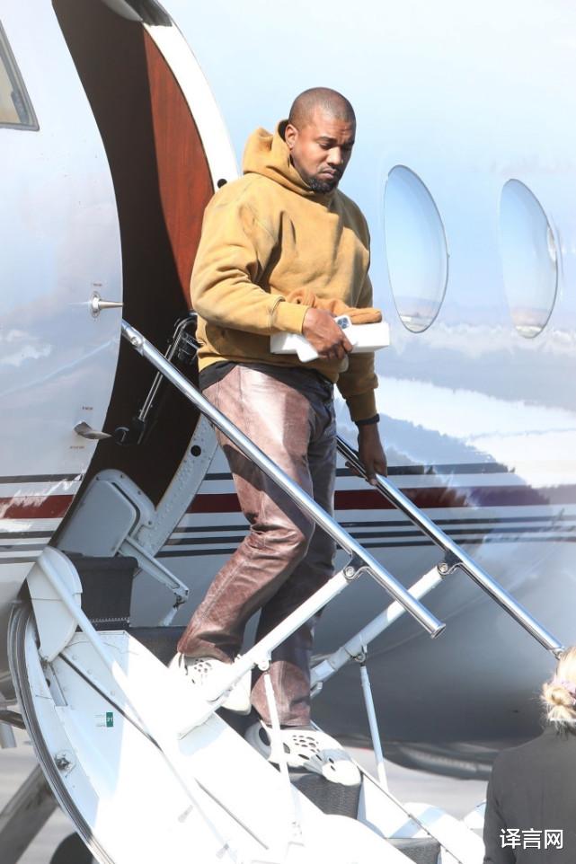 侃爷|43岁侃爷“离婚”后首露面，飞回洛杉矶，和金·卡戴珊穿同款皮裤