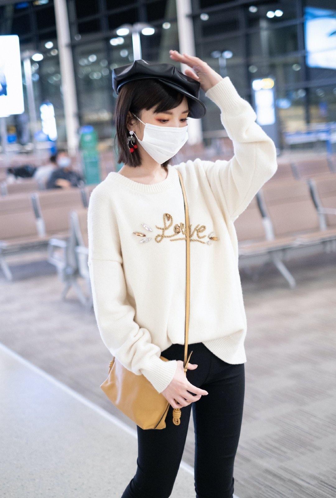 毛晓彤|毛晓彤开启逆生长模式,白色抹胸短裙配高马尾,洋气减龄又养眼