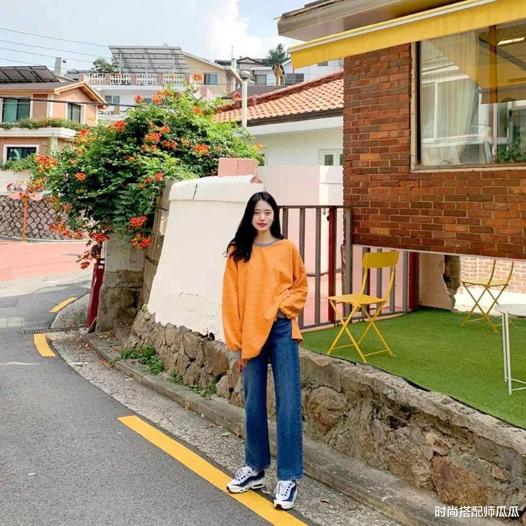 时尚搭配师瓜瓜 入冬后，建议35岁的女人少穿裙子！“直筒裤+平底鞋”，更显瘦