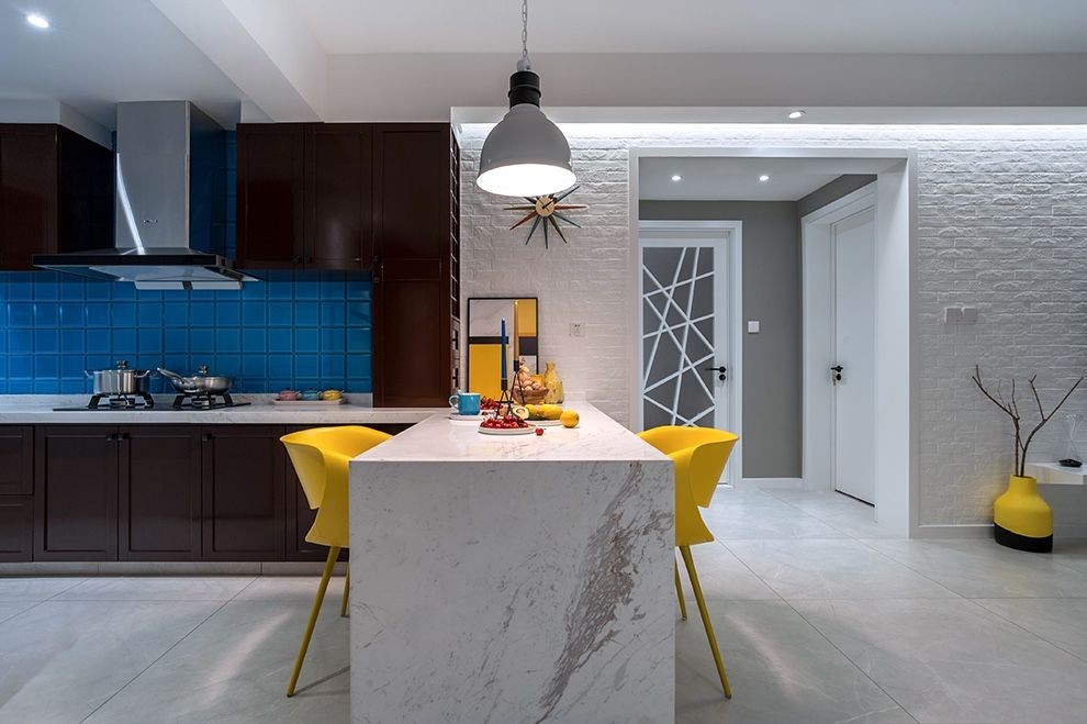 设计师|进门就是深褐色,大面积运用深色同样很明亮,这才是设计的魅力