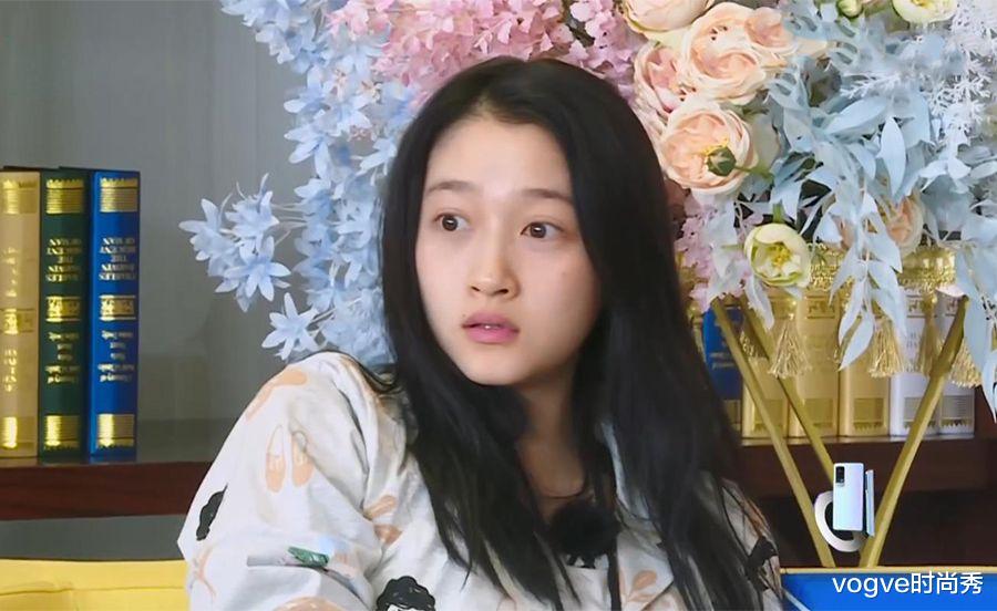 关晓彤|都在夸关晓彤素颜美，和华晨宇一起进入电梯后，确定身高172cm？