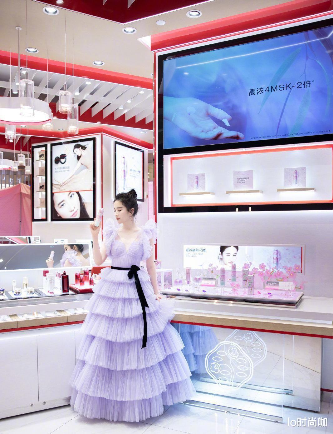 刘亦菲|刘亦菲不同于一般小花,蓝色纱裙尽显女性温柔,美得挺高级