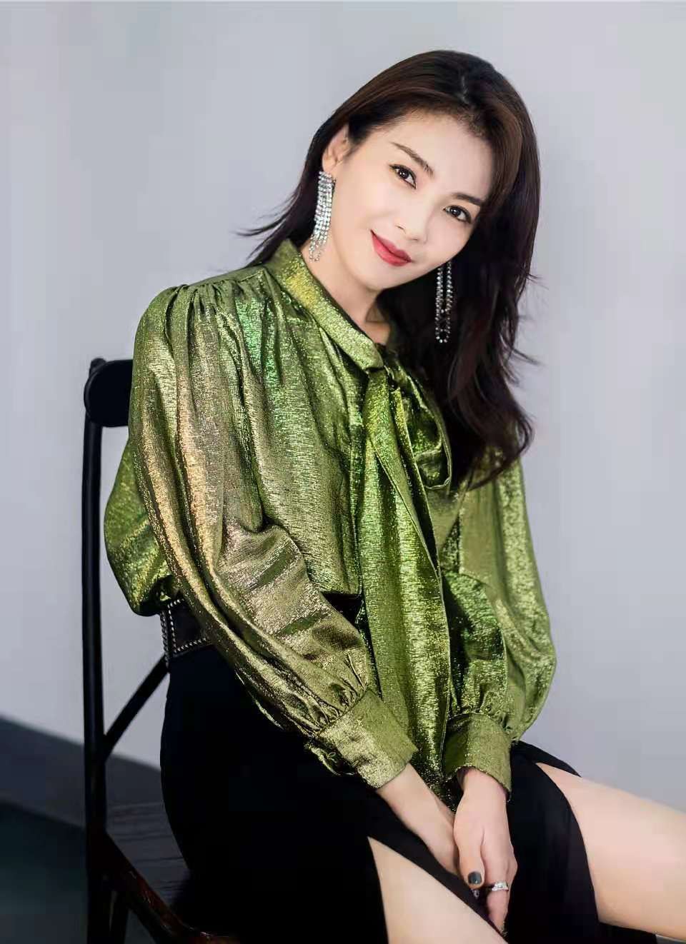 刘涛|43岁刘涛主持舞台，黑色开叉裙细腰美腿养眼，国民媳妇气质太好