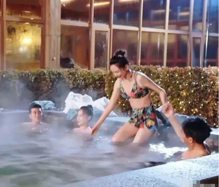 张翰|张翰拒绝和姐姐们一起泡温泉，是因为怕姐姐们穿的太性感而感到尴尬吧