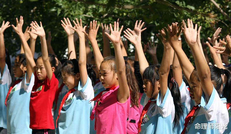 命理师阳光|这年月的狗，命格高，福气更不小