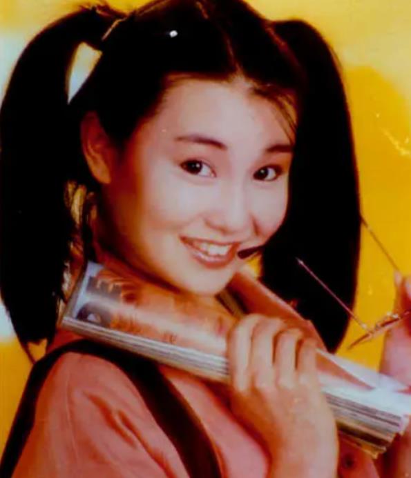 刘銮雄|张曼玉：情路坎坷，至今仍然单身，57岁与狗作伴