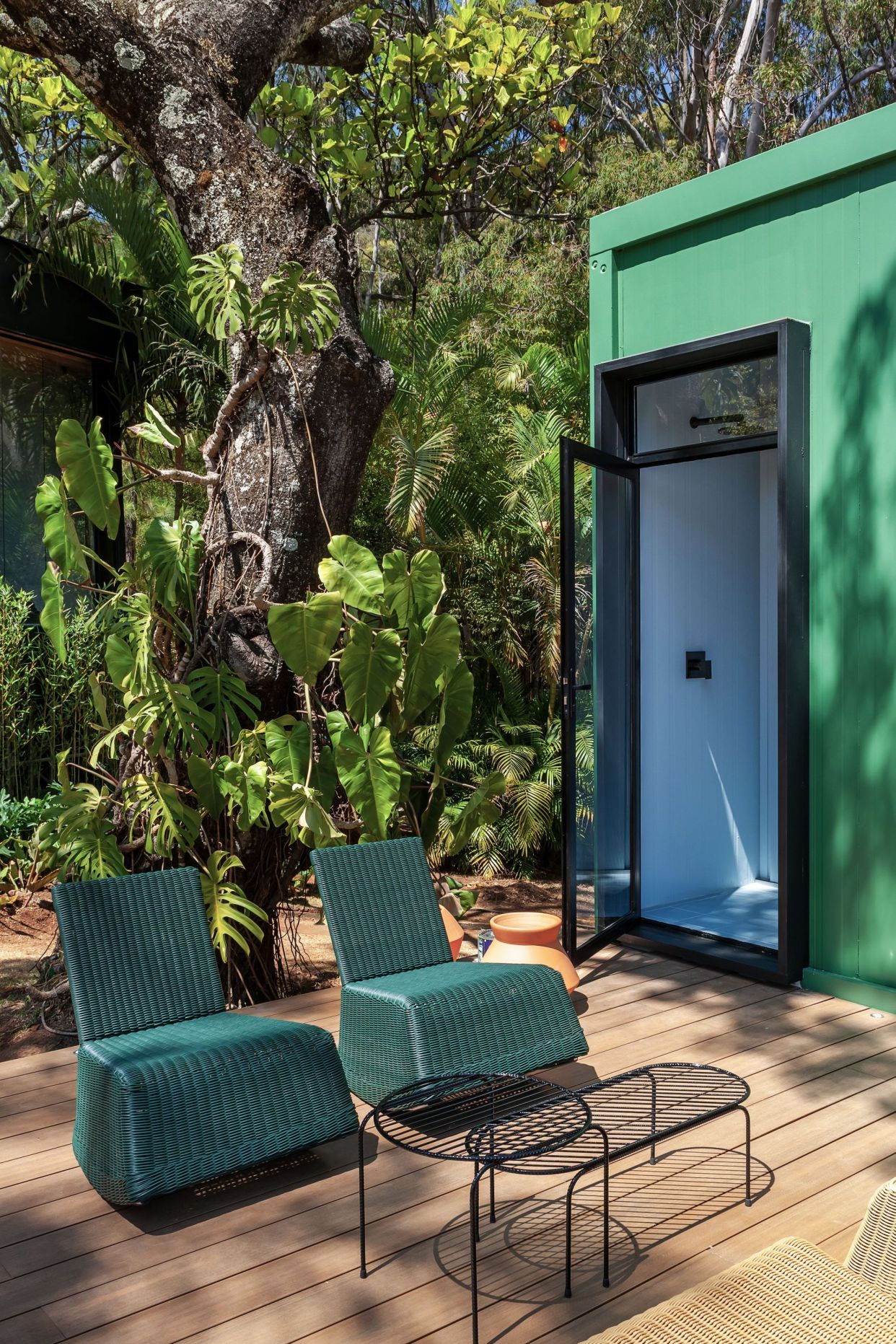 2 个集装箱拼成一个色彩缤纷的单身公寓