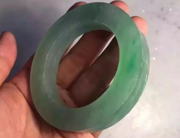 翡翠手镯|一只小小的翡翠手镯，为何能被拍出上千万的价格？玉肉品质很重要