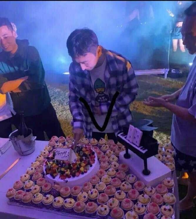 李钟硕|王思聪34岁生日阵仗大!网红如云,被嘲今年质量、排面不比以前