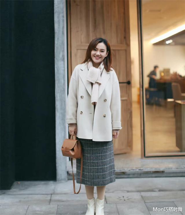 Mon巧搭时尚 秋冬不能错过的“大衣+过膝裙”,知性大方,40岁女人就该这么穿