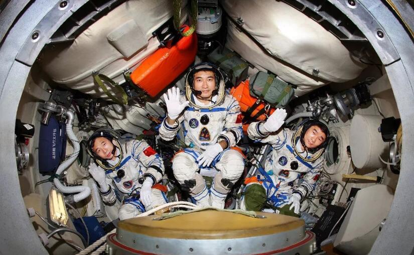 空间站 宇航员在空间站工作时间很长，氧气是从哪里来的？为何用不完？