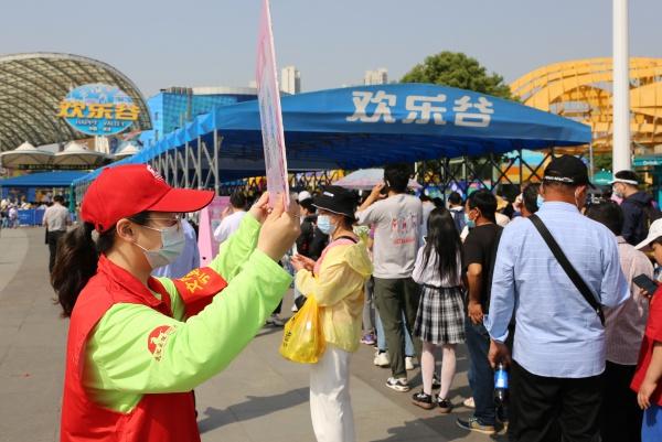 长江日报 文明旅游   助力“五一”文明游，“红马甲”成景区新风景