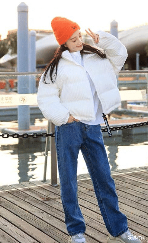 娱说时尚 李小璐真会穿,羽绒服搭配牛仔短裤,时尚感满满