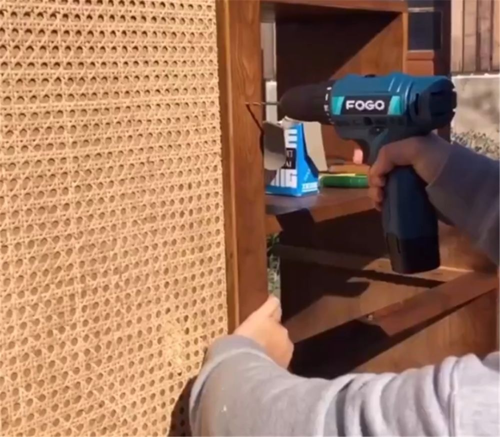 姑娘低价买下废旧木柜,亲自动手翻新成雅致小柜,网友:变废为宝