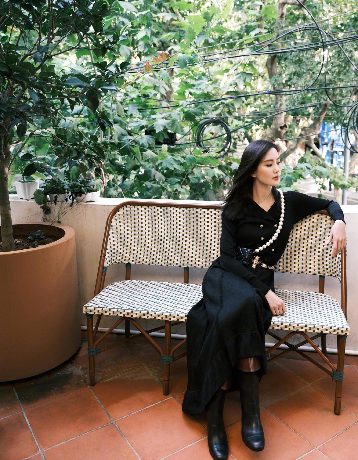 衬衫|刘诗诗又美出新高度，白衬衫配阔腿裤简约干练，意外穿出高级感