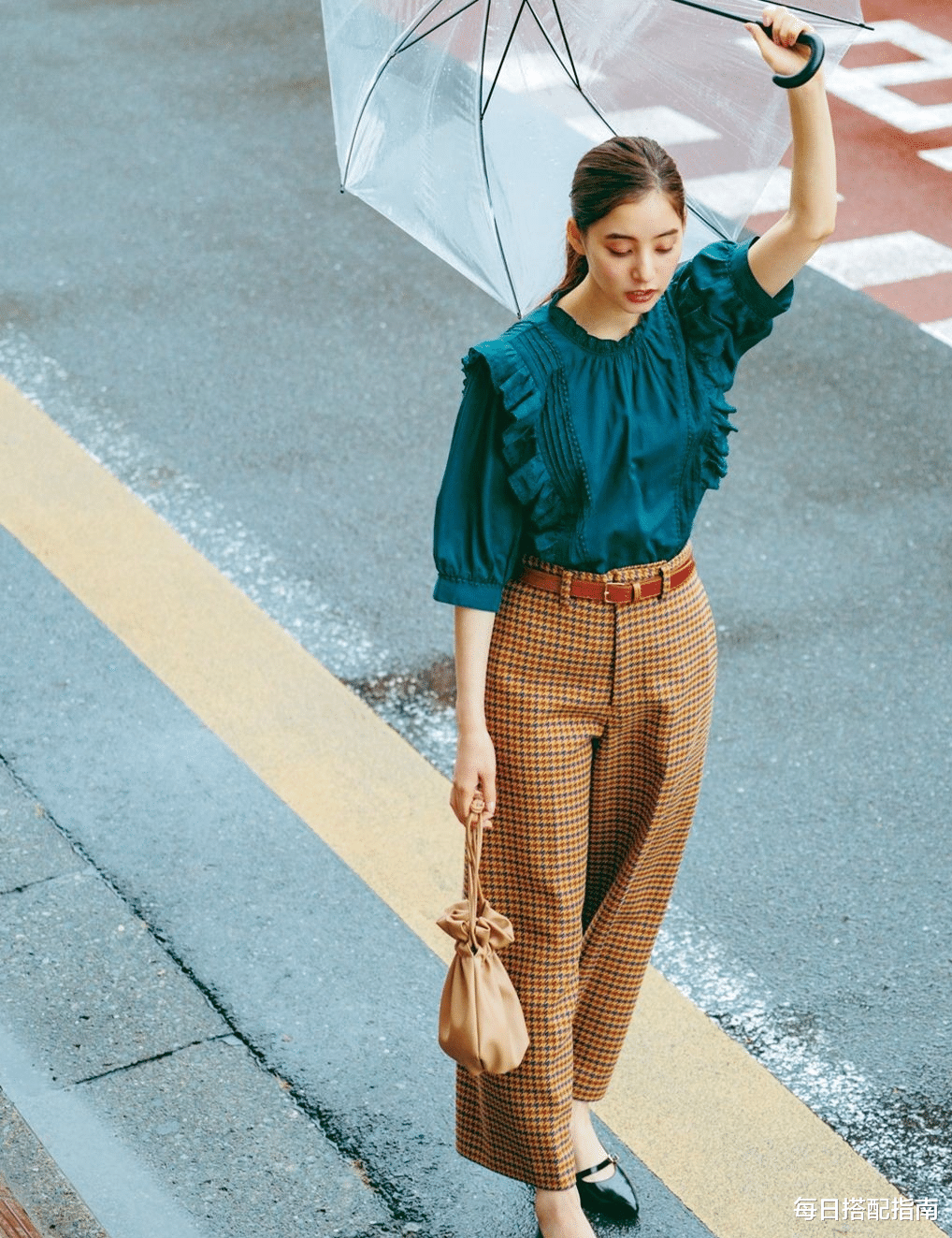 每日搭配指南|夏天穿“阔腿裤”有妙招：搭配这几款上衣，妥妥的女神范