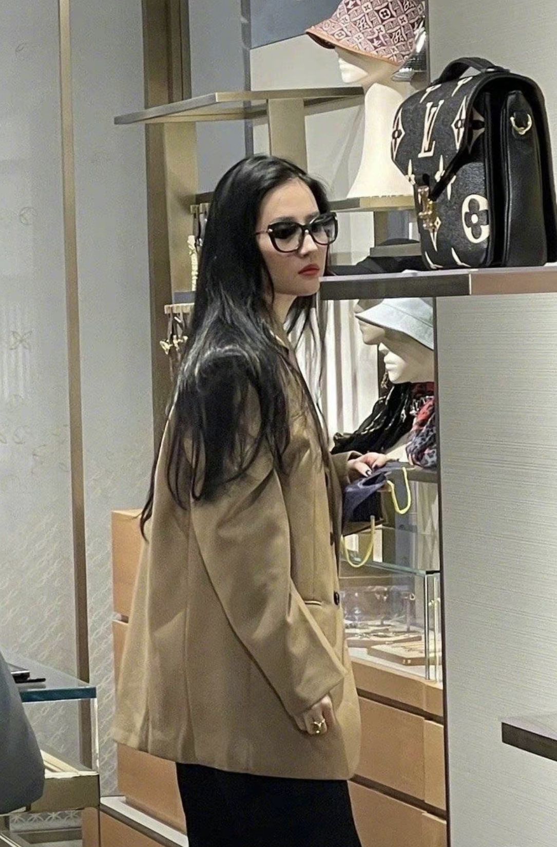 穿衣搭配|仙气十足的刘亦菲，开始尝试中性风穿搭，霸气侧漏帅气撩人。