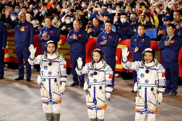 航天员|航天员要学30门课、受800斤压力，父亲劝王亚平：地球外面太危险