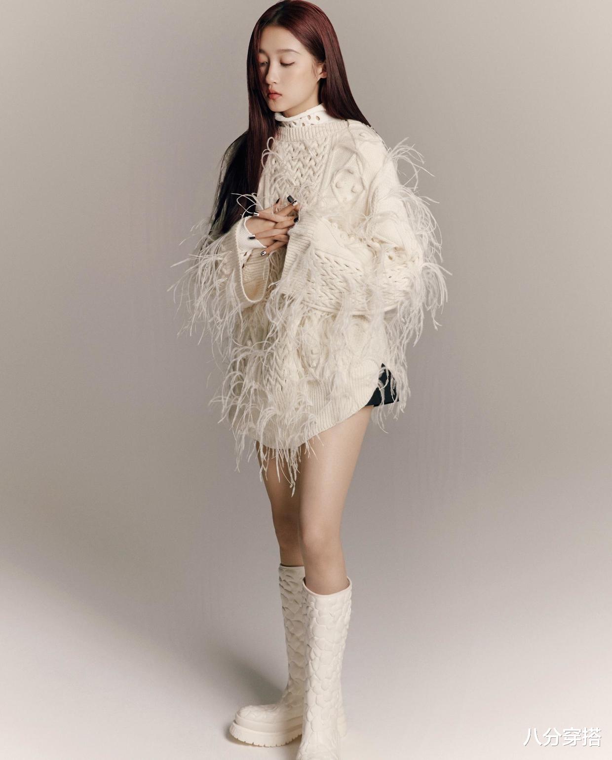 八分穿搭 “京圈公主”关晓彤又亮新照，穿抹胸小短裙配黑丝袜，轻熟优雅