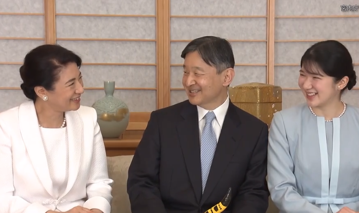 爱子公主 日本皇室新年全家福来啦！爱子公主盘起头发好美，却输给佳子公主